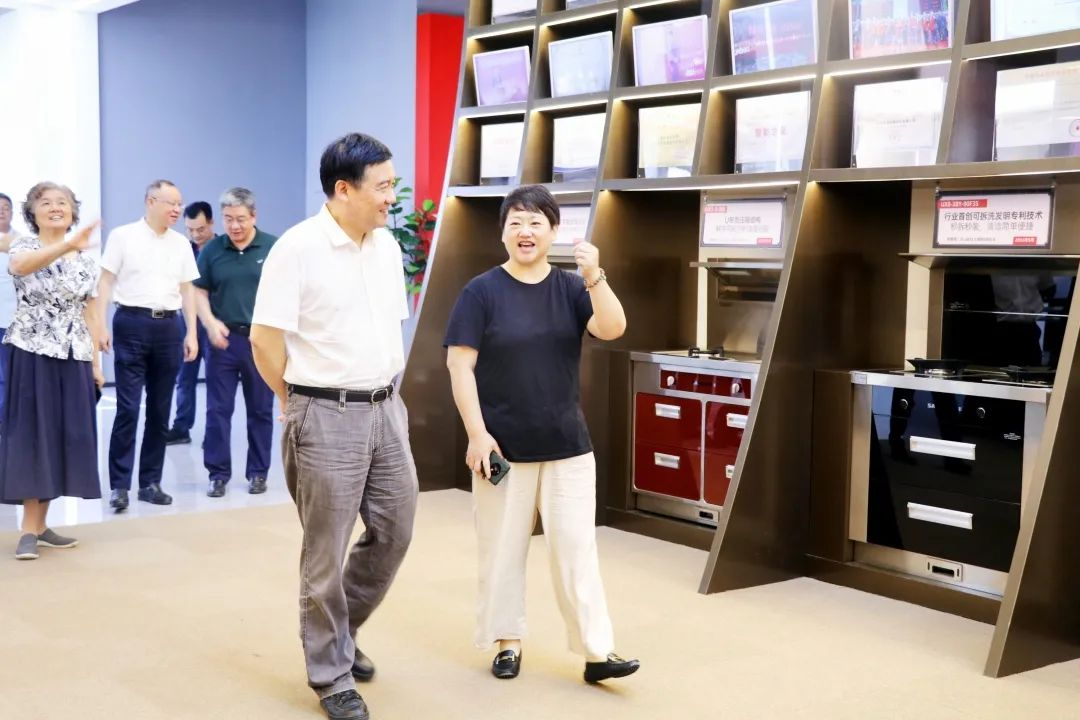 浙江省人大常委会党组一行莅临集成灶品牌帅丰电器参观调研! 浙江省人大常委会党组一行莅临集成灶品牌帅丰电器参观调研!