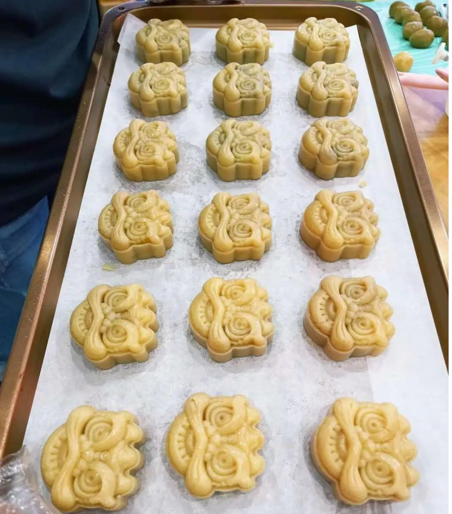 帅丰集成灶风火轮蒸烤箱烤制的花式月饼，尽享中秋团圆味！