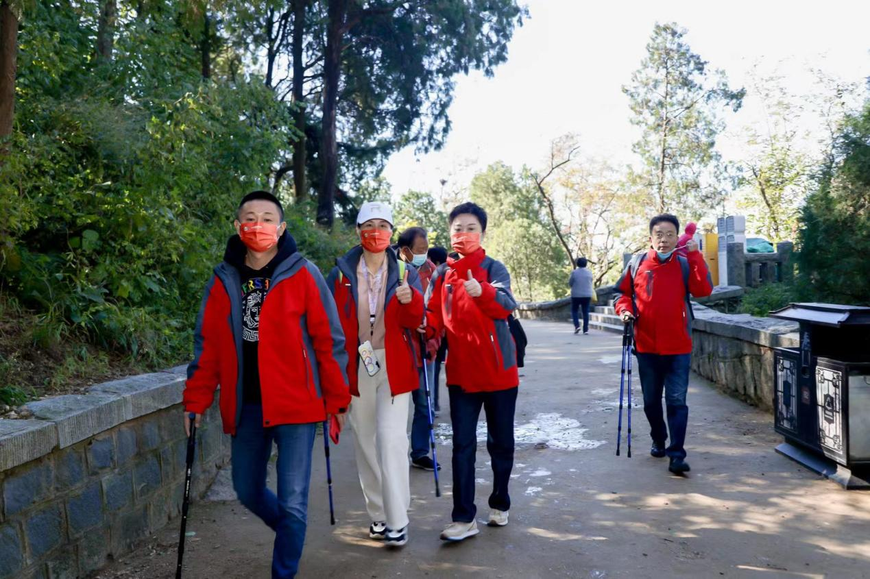 登顶泰山,勇攀巅峰,和集成灶品牌帅丰共赴王者之路! 登顶泰山,勇攀巅峰,和集成灶品牌帅丰共赴王者之路!