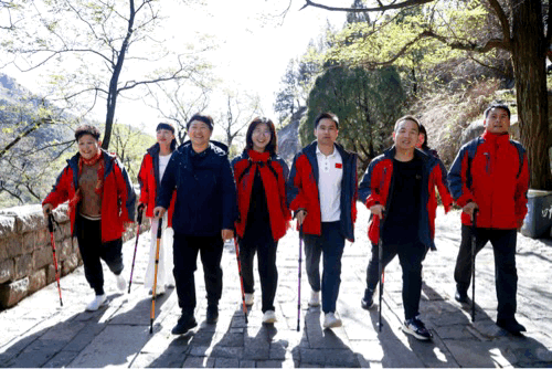 登顶泰山,勇攀巅峰,和集成灶品牌帅丰共赴王者之路! 登顶泰山,勇攀巅峰,和集成灶品牌帅丰共赴王者之路!