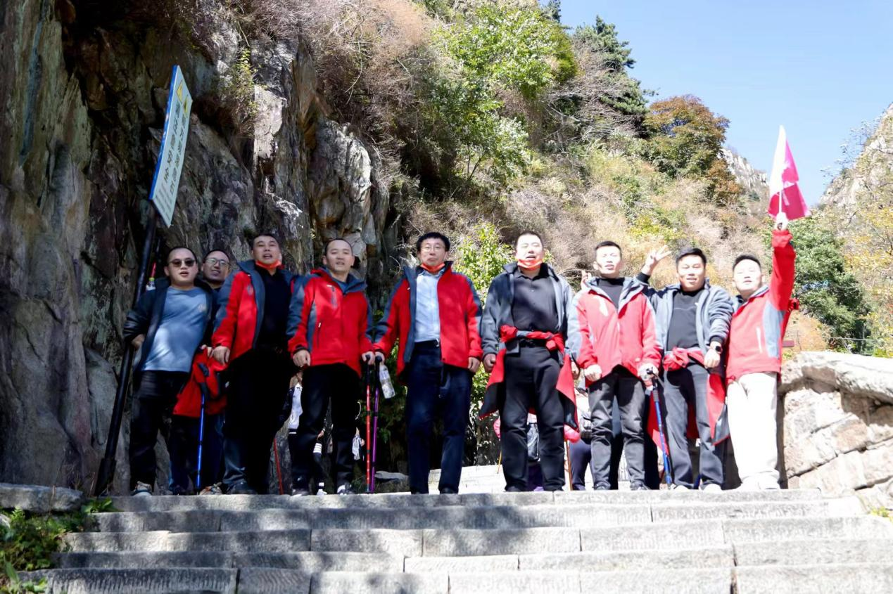 登顶泰山,勇攀巅峰,和集成灶品牌帅丰共赴王者之路! 登顶泰山,勇攀巅峰,和集成灶品牌帅丰共赴王者之路!