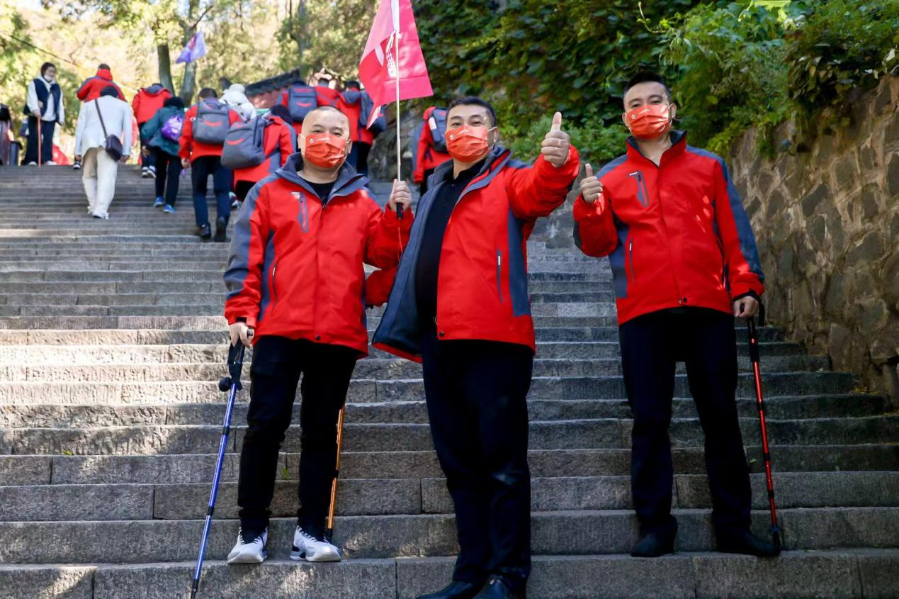 登顶泰山,勇攀巅峰,和集成灶品牌帅丰共赴王者之路! 登顶泰山,勇攀巅峰,和集成灶品牌帅丰共赴王者之路!