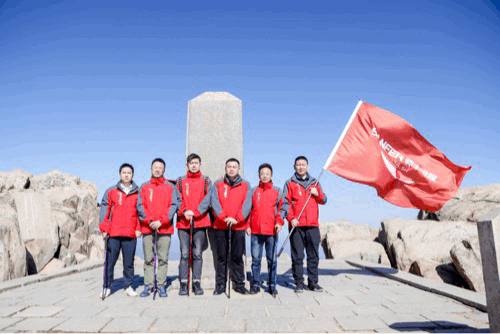 登顶泰山,勇攀巅峰,和集成灶品牌帅丰共赴王者之路! 登顶泰山,勇攀巅峰,和集成灶品牌帅丰共赴王者之路!