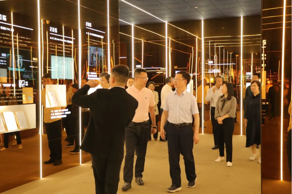 荆州市人大常委会党组副书记、副主任邓应军一行莅临帅丰调研指导，助力企业更好更快发展！