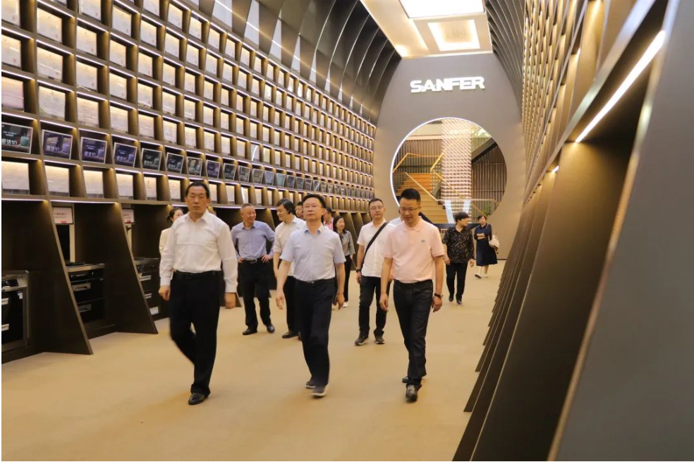 荆州市人大常委会党组副书记、副主任邓应军一行莅临帅丰调研指导，助力企业更好更快发展！