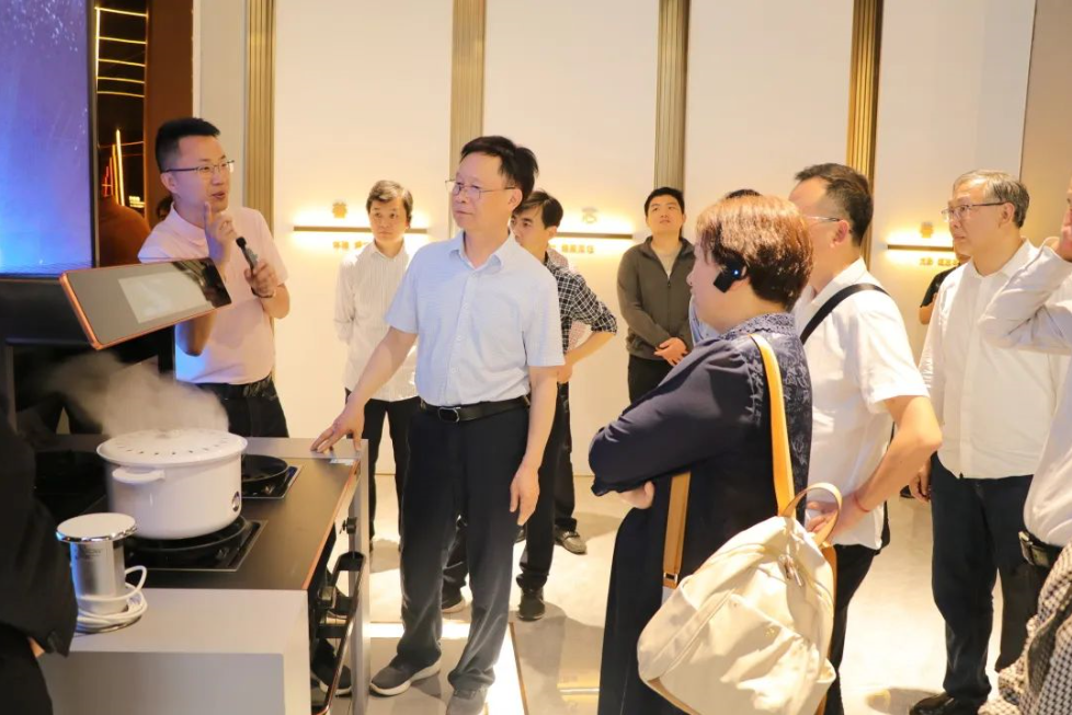 荆州市人大常委会党组副书记、副主任邓应军一行莅临帅丰调研指导，助力企业更好更快发展！