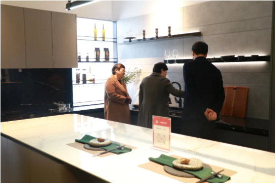 快讯 | 嵊州市委副书记、市长潘超英,副市长郭伟锋一行莅临帅丰电器参观调研 快讯 | 嵊州市委副书记、市长潘超英,副市长郭伟锋一行莅临帅丰电器参观调研