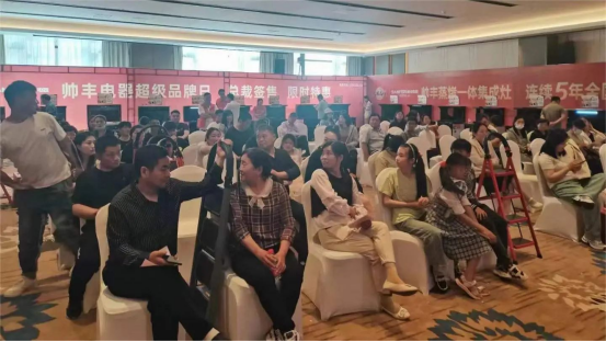 总裁“价”到 火爆全城|帅丰总裁签售会,河南滑县站&安徽淮南站火了! 总裁“价”到 火爆全城|帅丰总裁签售会,河南滑县站&安徽淮南站火了!