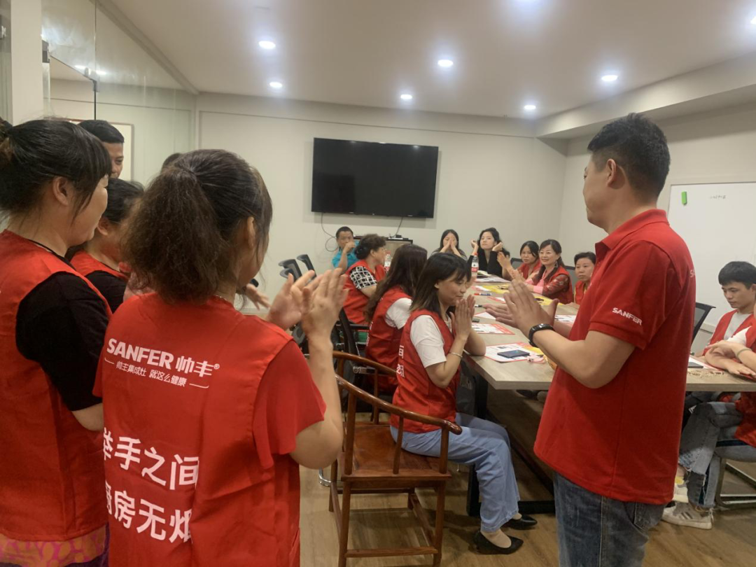 向帅丰电器优秀经销商张熙明学习,共同目睹门店风采 向帅丰电器优秀经销商张熙明学习,共同目睹门店风采