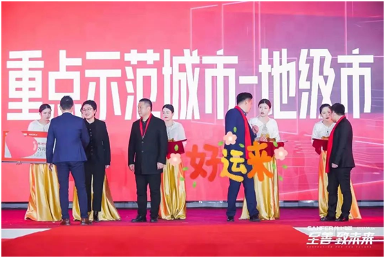 帅丰集成灶大商丰采,了解安徽蚌埠刘总服务标准化背后的故事 帅丰集成灶大商丰采,了解安徽蚌埠刘总服务标准化背后的故事